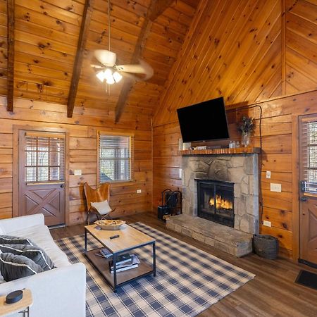 Dudley II By Avantstay Comfortable Cabin W Hot Tub Views 비둘기 포지 외부 사진